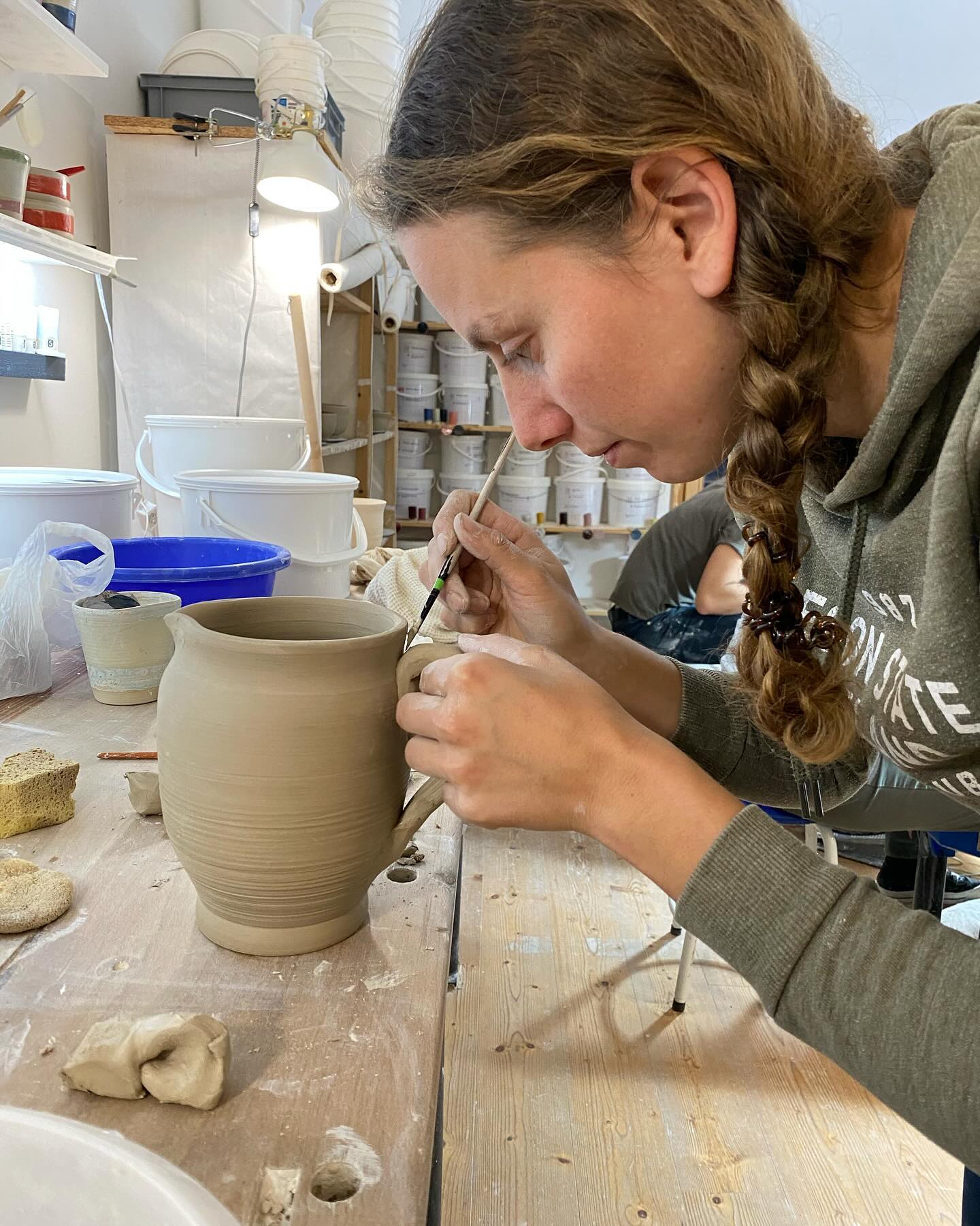 Alex und die Kunst des Henkelns 🏺
#töpferkurse #töpferei #töpfernmachtglücklich #pottery #handwerk #handgemacht #hobby #töpfereialtemühle #waldzh #zürioberland #zürcheroberland #freizeit #diemittefinden