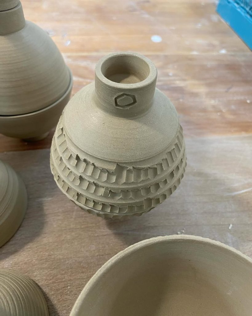 Ungebrannte, getöpferte Vase mit Muster